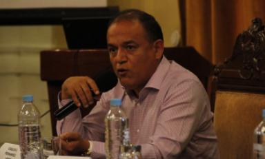 Concejal Carlos Fernández Verde le recordó al alcalde su compromiso de combatir la delincuencia. (Foto: Correo)