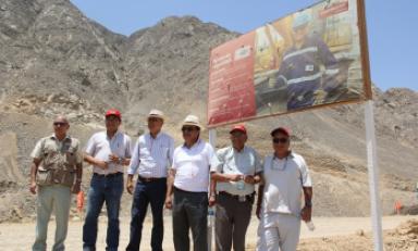 El gerente regional, Manuel Llempé, y funcionarios de Chinecas inspeccionan las obras en Palo Redondo. (Foto cortesía PECH)