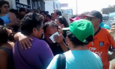 No solo lloran la pérdida de sus seres queridos, sino por la angustia de no saber cuándo podrán sepultarlos. Foto: Trujillo en Línea