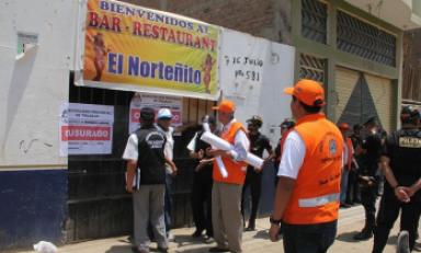 En un megaoperativo fueron clausurados seis bares del mercado La Hermelinda. (Fotos Facebook MPT)