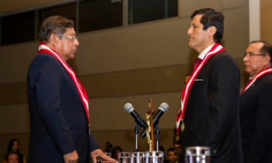 Momentos en que el DR. Orlando Velásquez Benites, juramenta como vicepresidente del CNM.