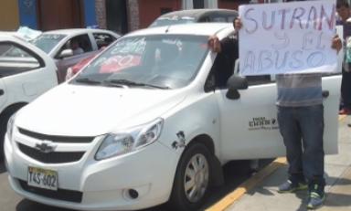 Llegaron en sus unidades y las estacionaron a un costado de la Plaza de Armas de Trujillo. Foto: Trujillo en Línea