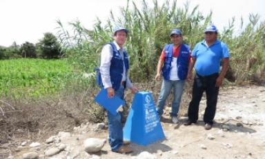 Operarios de la ANA colocan desde el año pasado hitos en las márgenes de los ríos Virú, Moche y Chao.