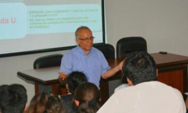 El doctor Aureo Campos Gil,durante una conferencia con alumnos de la UCV.