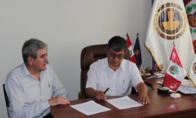 El decano del Colegio Médico en Chimbote, Guillermo Gismondi, firma convenio con Perú en Línea. (Foto Trujilloenlinea.pe)
