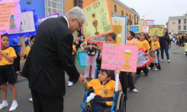 Los escolares de los distintos colegios de Trujillo recibieron el saludo de monseñor Miguel Cabrejos. (Foto cortesía)