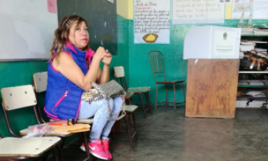 Mujer trató de evitar a toda costa que la policía las intervenga por presunto robo de actas. Foto: cortesía