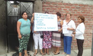 Protestaron a lado de la puerta trasera, donde incendiaron una llanta. Foto: Trujillo en Línea