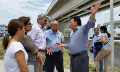 El alcalde Elidio Espinoza, acompañado del presidente de la Comisión de Fiscalización del Congreso, Enrique Wong, inspeccionaron los daños ocasionados en el bypass de Grau.