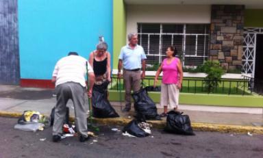 El alcalde de Trujillo,Elidio Espinoza, ayudó ayer domingo en la jornada de limpieza de la ciudad. (Foto cortesía MPT)