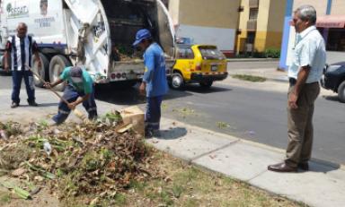 El alcalde Elidio Espinoza encabeza las jornadas de limpieza de las urbanizaciones de Trujillo. (Foto cortesía Segat)