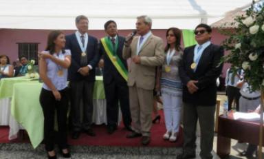La regidora Milagros Mantilla a la derecha del alcalde Elidio Espinoza. (Foto fuente privada Facebook)