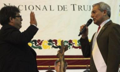Regidor Hernán Aquino cuando es juramentado por el alcalde Elidio Espinoza. (Foto Internet)