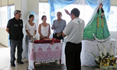 Ceremonia de entrega del manto de la Virgen de la Puerta a la "Mamita" de Seguridad Ciudadana. (Foto cortesía MPT)