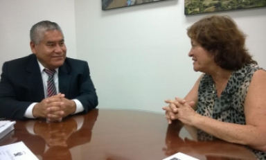 Alcaldesa de Rázuri, Lupe León; y el viceministro de Transportes, Henry Zaira.