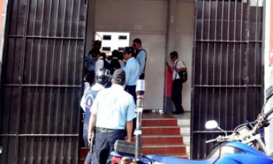 Escolares que se evadieron de clases para ir a jugar en línea, fueron entregados a las autoridades de su plantel. (Foto Serenazgo MPT)