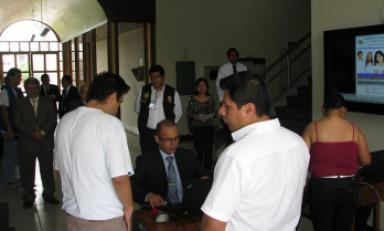 Ingreso al examen de residentado médico de la UNT. (Foto cortesía)