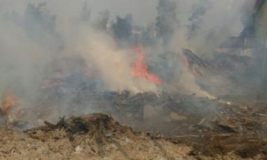 Toneladas de aserrín se reducen a cenizas. Foto: Trujillo en Línea