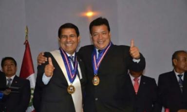 Alcalde de Victor Larco y regidor Manuel Soto, cuando llevaban la fiesta en paz. Foto: Facebook