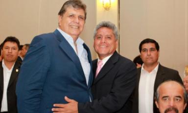 Fernando Gil fue asesor del congresista César Zumaeta y exhibe una fotografía junto al líder del PAP. (Foto: Facebook)