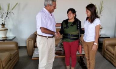 Fiorela Nolasco se entrevistó con el alcalde de Trujillo, Elidio Espinoza. (Foto cortesía MPT)