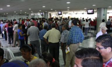 Los fonavistas de La Libertad formaron largas colas para poder cobrar sus aportes. (Foto Internet)