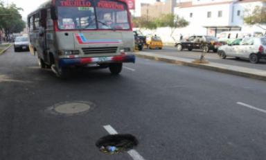 Este nuevo forado, aunque más pequeño, se formó en la avenida España. (Foto El Comercio)