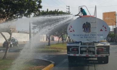 Concejal indica que regar áreas verdes con cisterna perjudica las pistas y veredas. (Foto: Difusión)