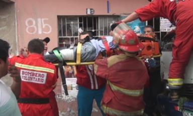 Instantes en los que fue rescatado del vehículo por los bomberos. Foto: Trujillo en Línea
