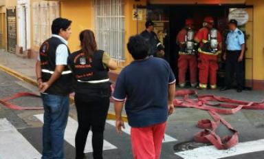 Momento en que los bomberos y personal de serenazgo logran controlar una fuga de gas en un casino. (Foto Serenazgo MPT)