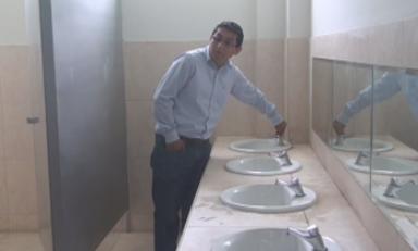 Caños de los servicios higiénicos están averiados. Foto: Trujillo en Línea