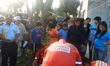 Los bomberos y serenos ayudan al hombre que quedó inconsciente por una intoxicación etílica. (Foto cortesía)