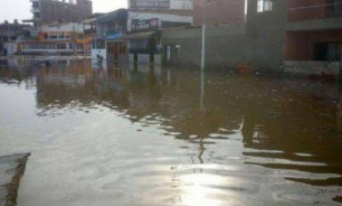 Debido a los fuertes oleajes el mar se salió en Huanchaco e inundó varias viviendas.(Foto El Comercio)