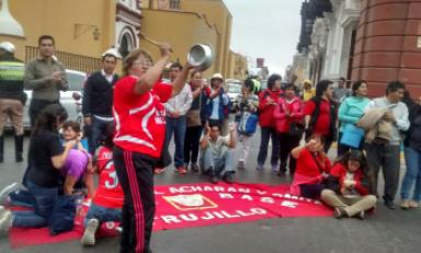 Profesores bloquearon tráfico por varios minutos. Foto: Trujillo en Línea