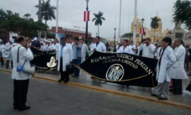 Médicos acataron plantó frente a la casa de gobierno regional. Foto: Trujillo en Línea