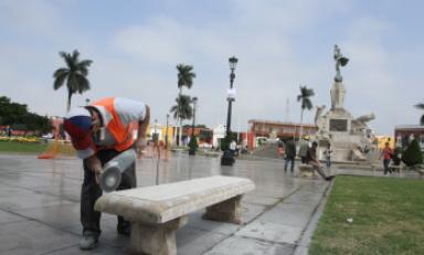 Bancas tienen fisuras y están rotas. Foto: Trujillo en Línea