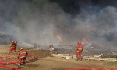 Incendio registrado esta tarde en la curva del Sun en Moche. (Fotos cortesía MPT)