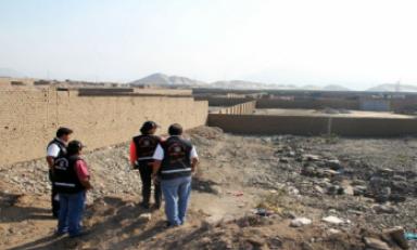 Funcionarios de Defensa Civil inspeccionaron el cauce de la Quebrada El León. (Foto cortesía MPT)