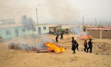 Un decena de ranchos fueron incinerados ayer en el desalojo de invasores de un terreno en La Esperanza. (Foto la Industria)