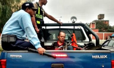 Los mismos vecinos capturaron a este sujeto que le había robado el celular a una joven en la urbanización Los Pinos. (Foto Serenazgo MPT)