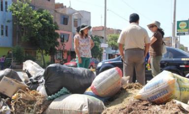 Lourdes Tuesta, funcionaria de Limpieza Pública, supervisó los trabajos de limpieza de las calles de Palermo.