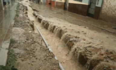 Un verdadero río atraviesa las calles de Tembladera, debido a las intensas lluvias de los últimos tres días.(foto facebook fuente privada)