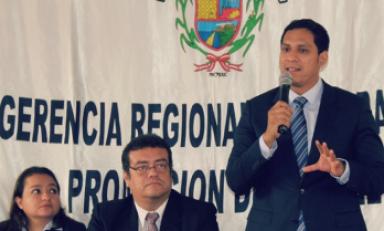 Luis Valdez Farías, gobernador regional, reunido con funcionarios liberteños. (Foto cortesía GRLL)