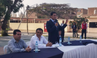 Luis Valdez Farías, el nuevo gobernador regional, reunido con los funcionarios liberteños. (Foto cortesía GRLL)