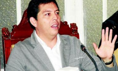 Acusan al regidor oficialista Montoya Cárdenas de haber incluido datos falsos en la hoja de vida que presentó al JNE. (Foto: Diario Correo)