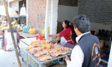 Trabajadores ediles constataron que gran número de comerciantes no cumple medidas de salubridad. (Foto: Referencial/Trujillo Informa)