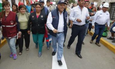 Ministro Von Hesse estuvo en la provincia de Virú. En la foto aparece junto al alcalde provincial Ney Gámez. (Foto: Ministerio de Vivienda)