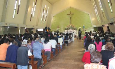 Sacerdotes informan durante la misa sobre los modos de prevenir dengue y chikungunya. (Foto: Difusión)