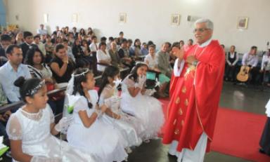 Monseñor Miguel Cabrejos impartiendo la primera comunión en Talambo. (Foto cortesía)