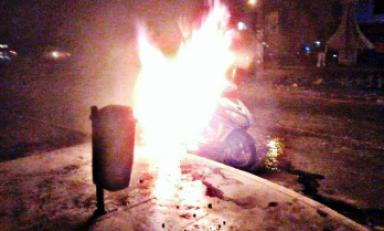 Reducida a chatarra quedó esta motocicleta que se incendió en plena avenida Vallejo. (Foto cortesía MPT)